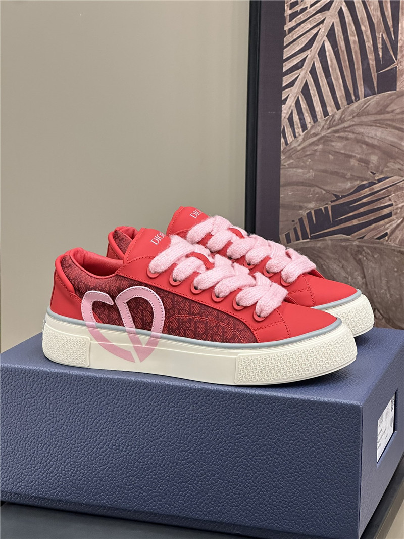 D10r red lace-up low top heart sneakers