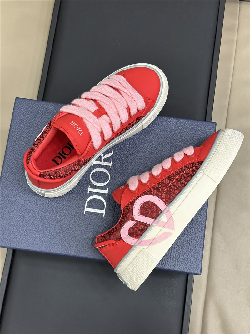 D10r red lace-up low top heart sneakers