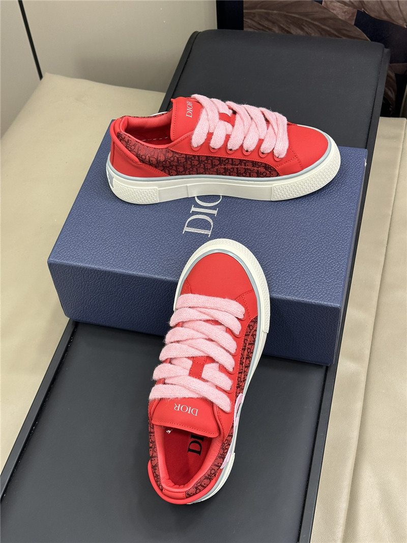 D10r red lace-up low top heart sneakers