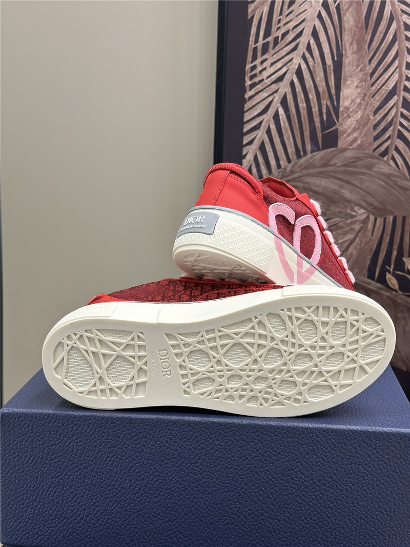 D10r red lace-up low top heart sneakers