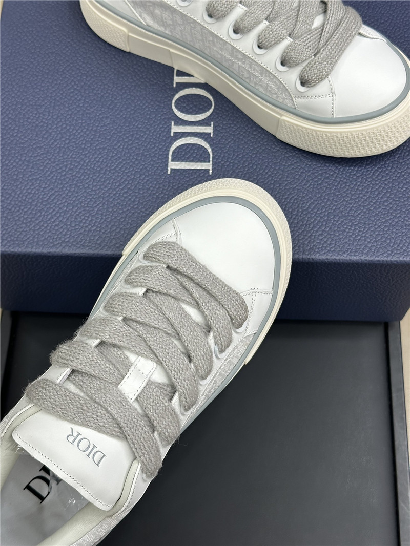 D10r lace-up low top heart sneakers