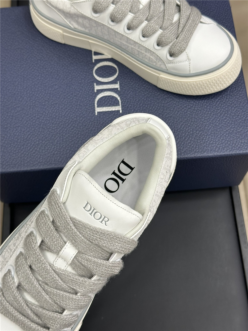 D10r lace-up low top heart sneakers