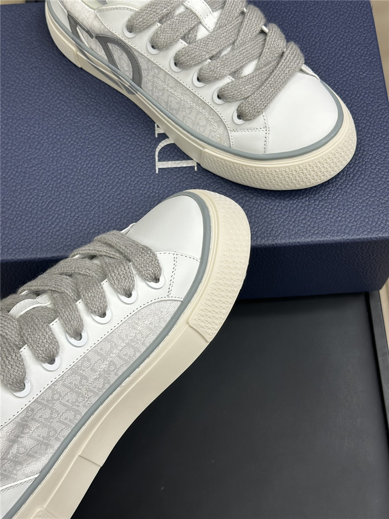 D10r lace-up low top heart sneakers