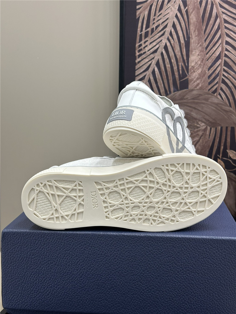 D10r lace-up low top heart sneakers