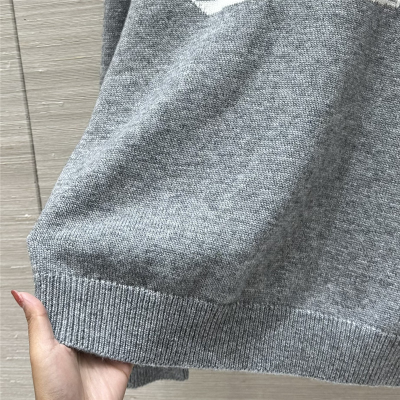 Gvc*1 intarsia-knit logo sweater grey