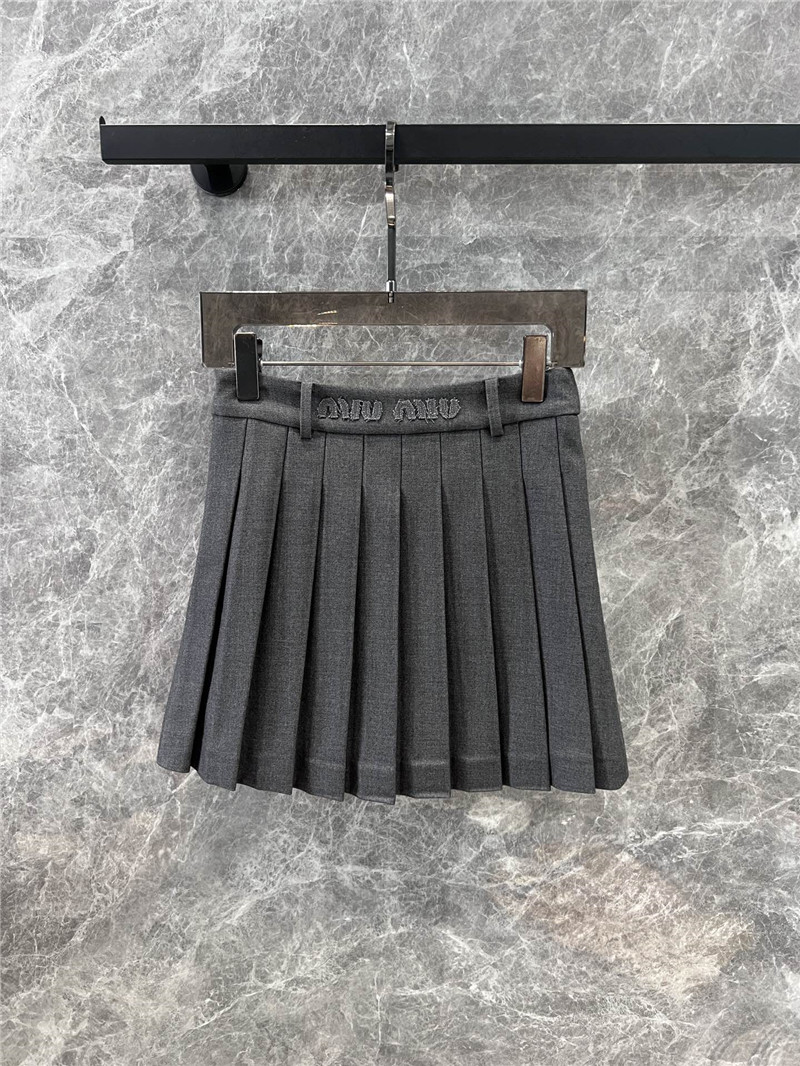 M1um1u micro logo pleated skirt