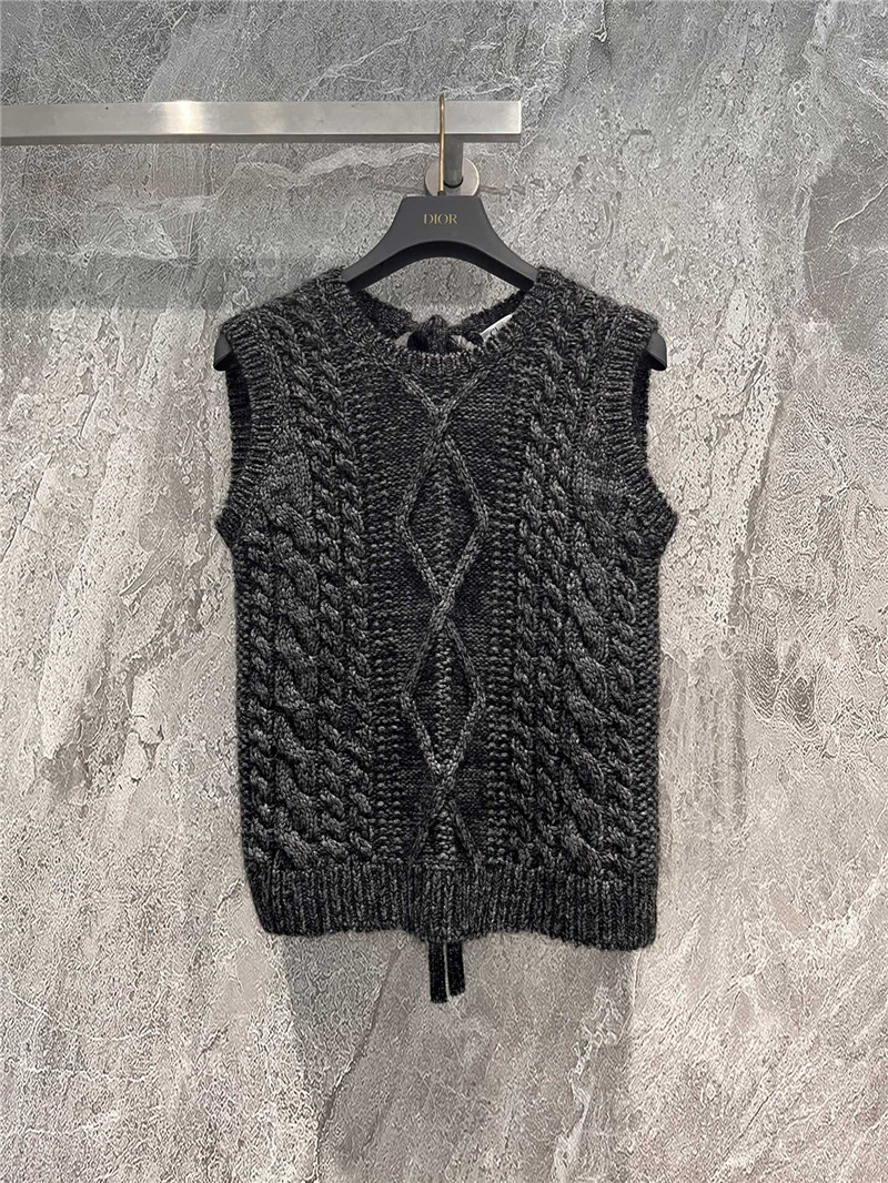 D10r grey sleeveless vest