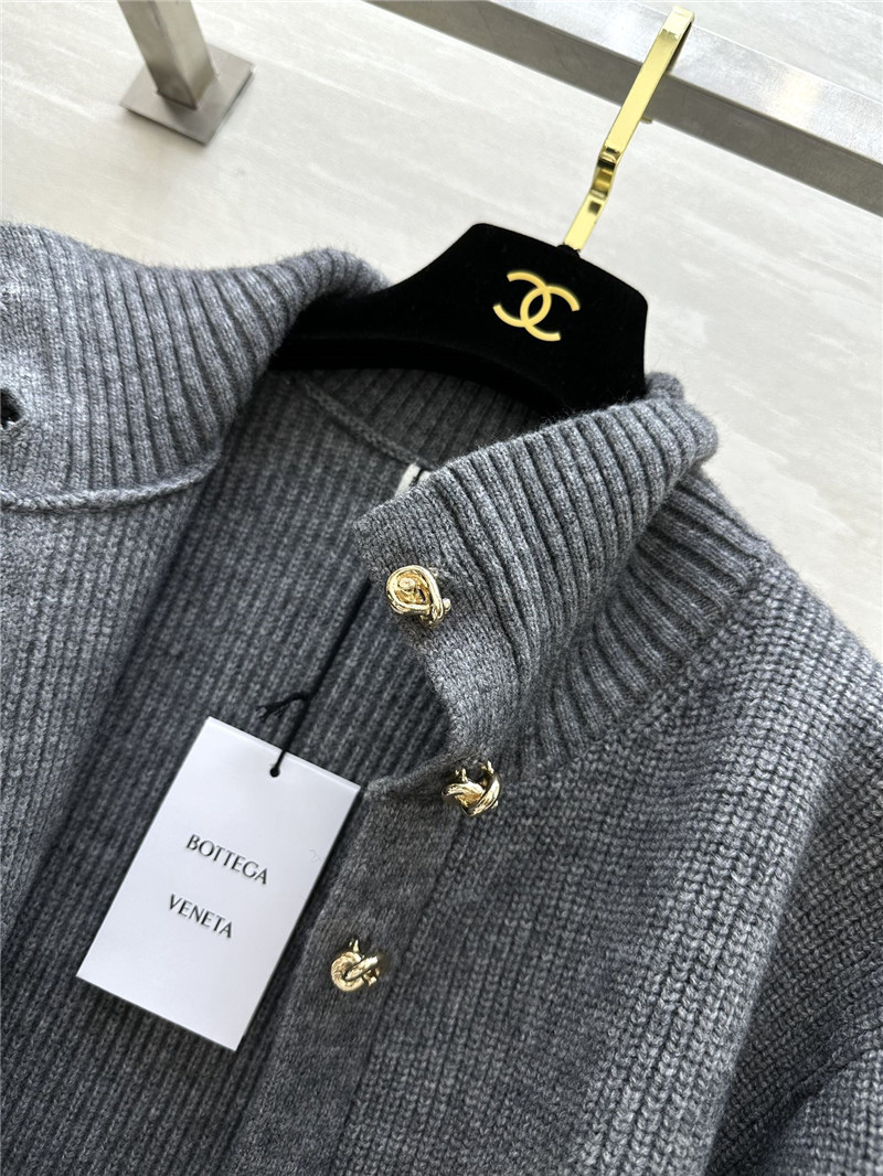 b0tt*ga Ven*ta grey turtleneck cardigan