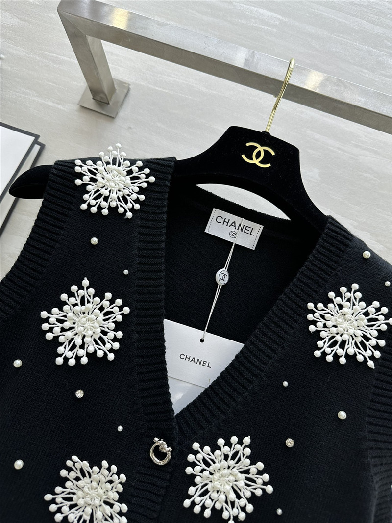 Ch**el snowflake adorns knit vest in black