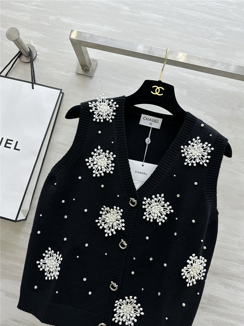 Ch**el snowflake adorns knit vest in black