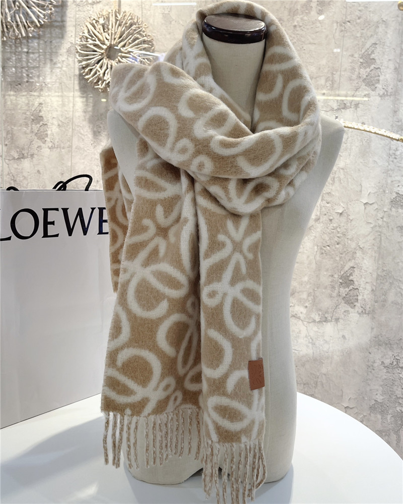 L0ew* wool scarf