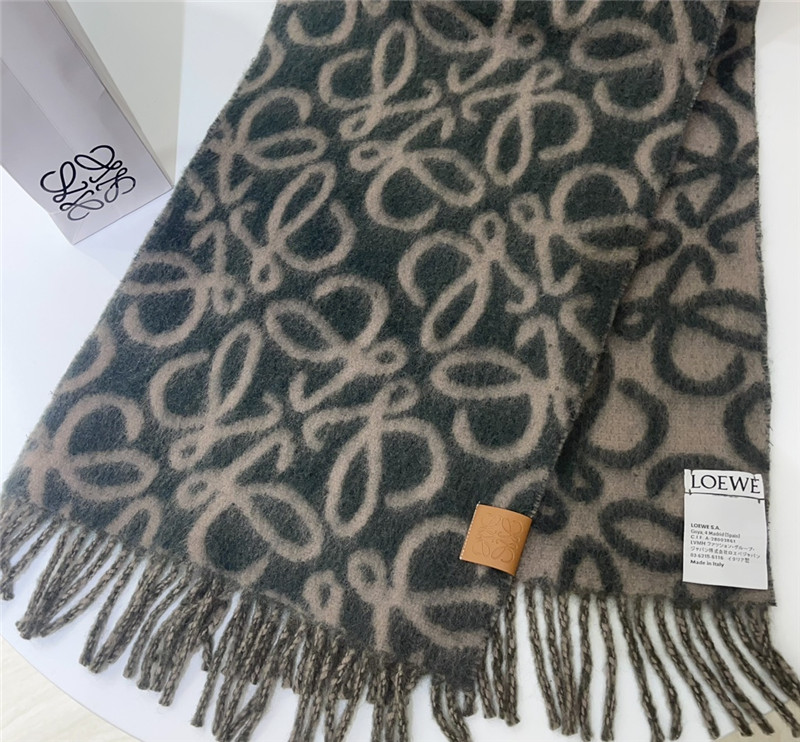 L0ew* wool scarf