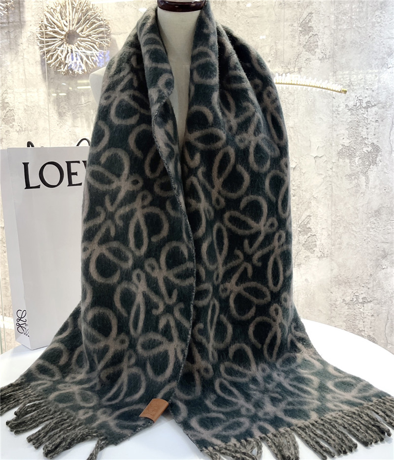 L0ew* wool scarf