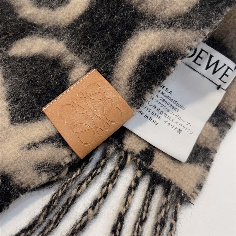L0ew* wool scarf