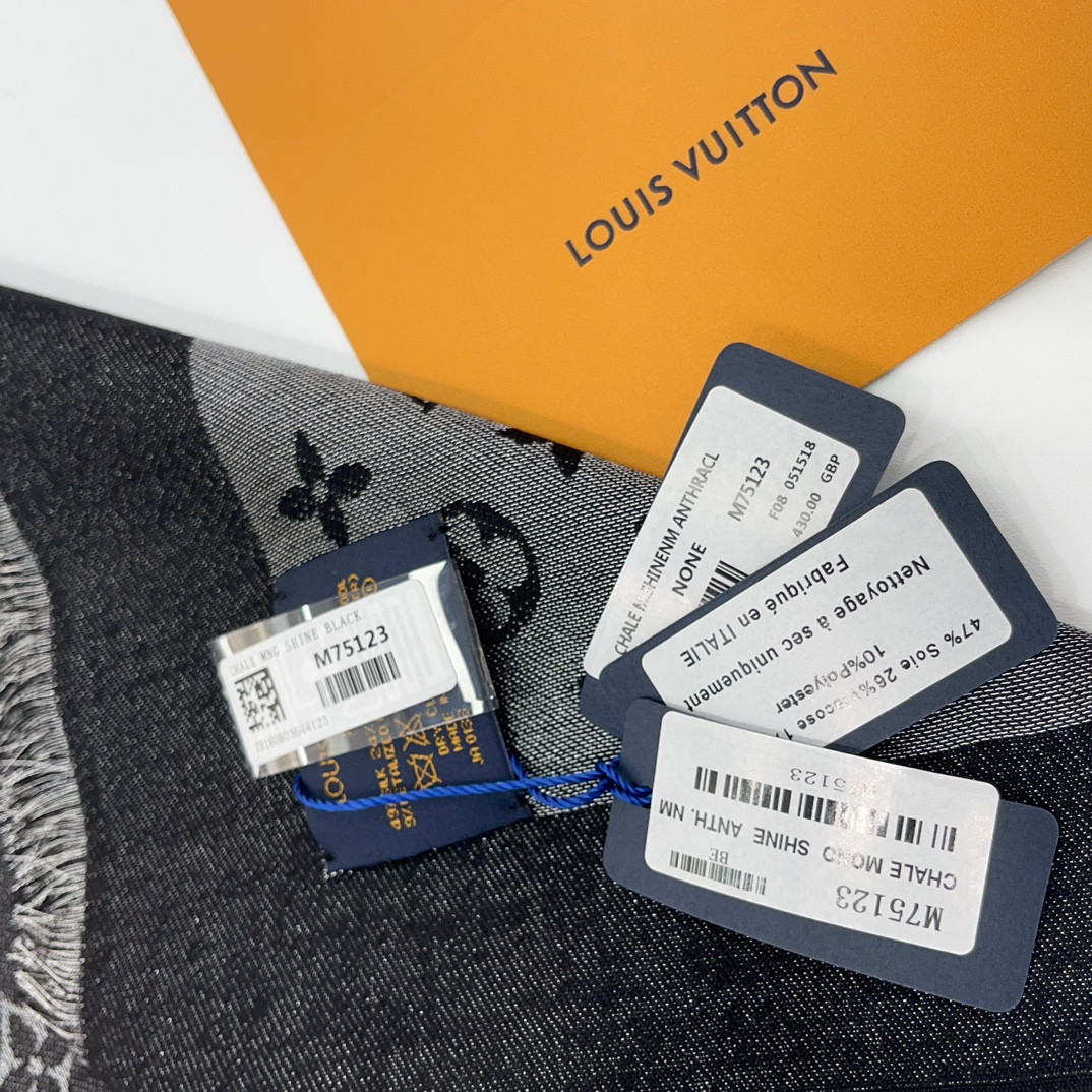 l0vis Vvtt0n lv gold and silver thread shawl