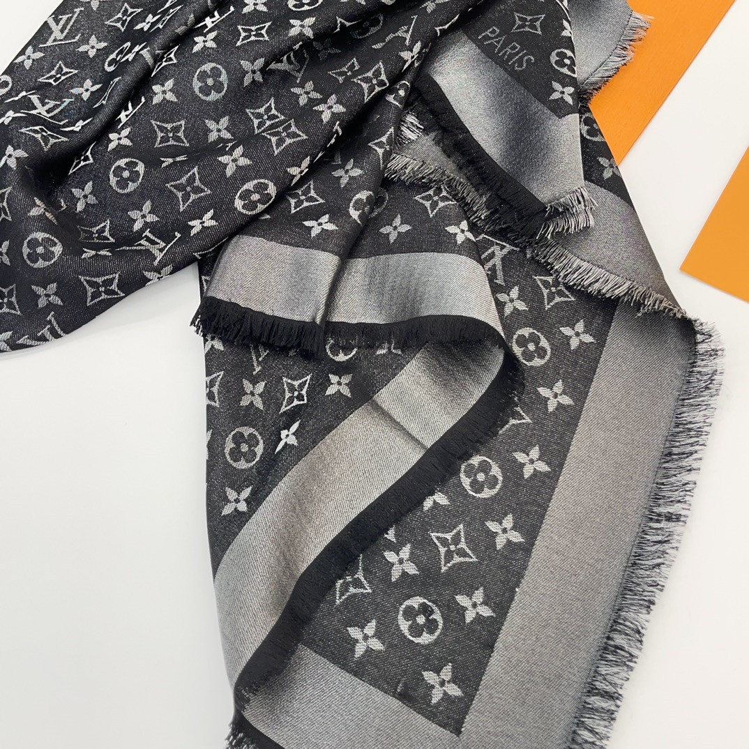 l0vis Vvtt0n lv gold and silver thread shawl