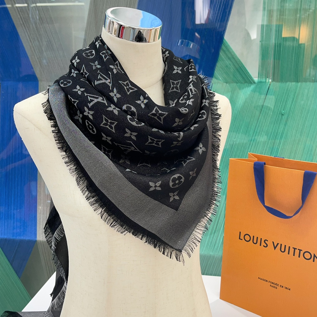 l0vis Vvtt0n lv gold and silver thread shawl