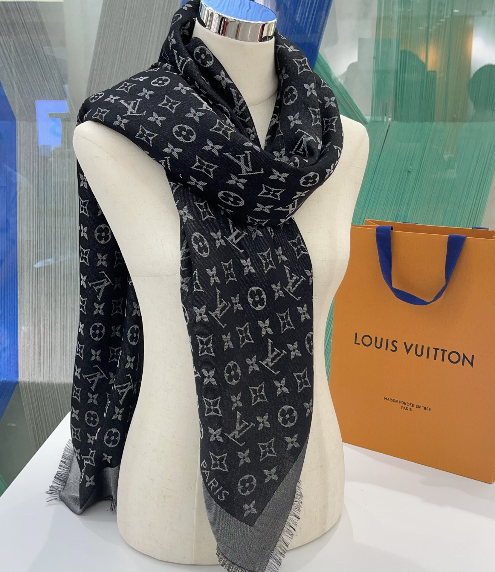 l0vis Vvtt0n lv gold and silver thread shawl