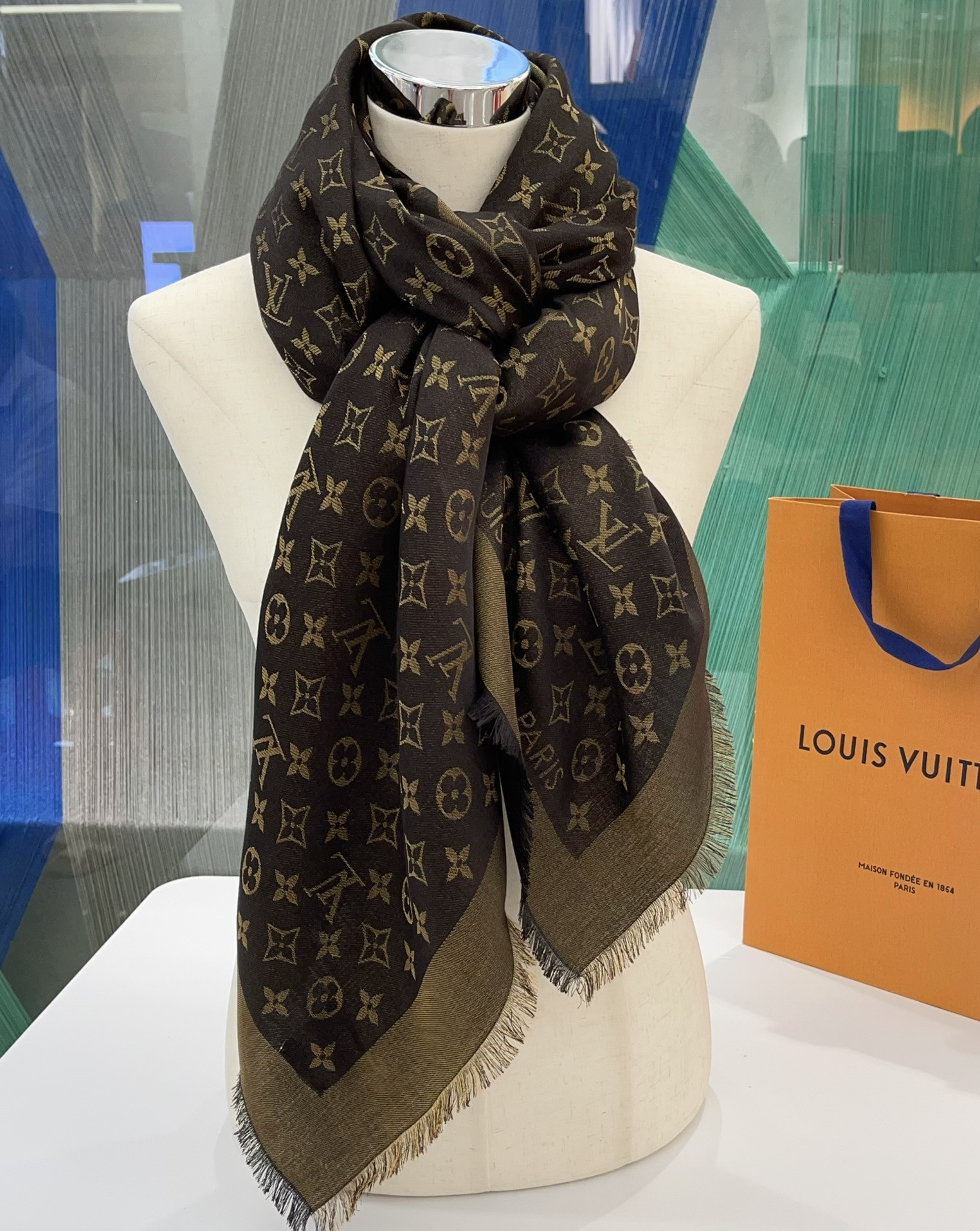 l0vis Vvtt0n lv gold and silver thread shawl