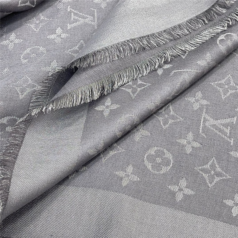 l0vis Vvtt0n lv gold and silver thread shawl