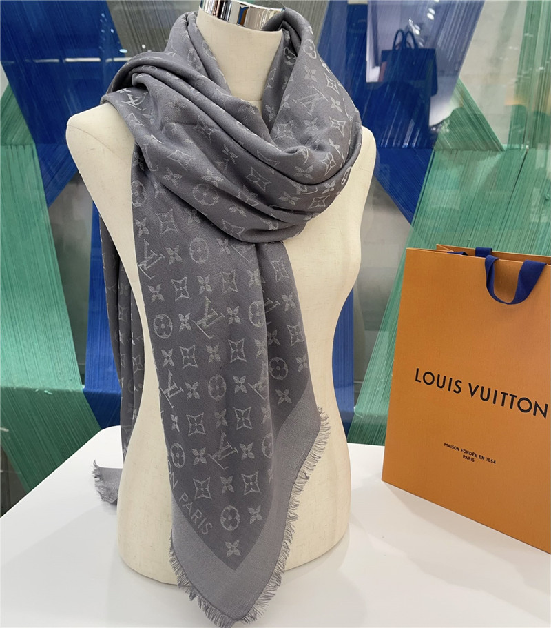 l0vis Vvtt0n lv gold and silver thread shawl