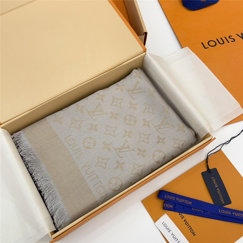 l0vis Vvtt0n lv gold and silver thread shawl