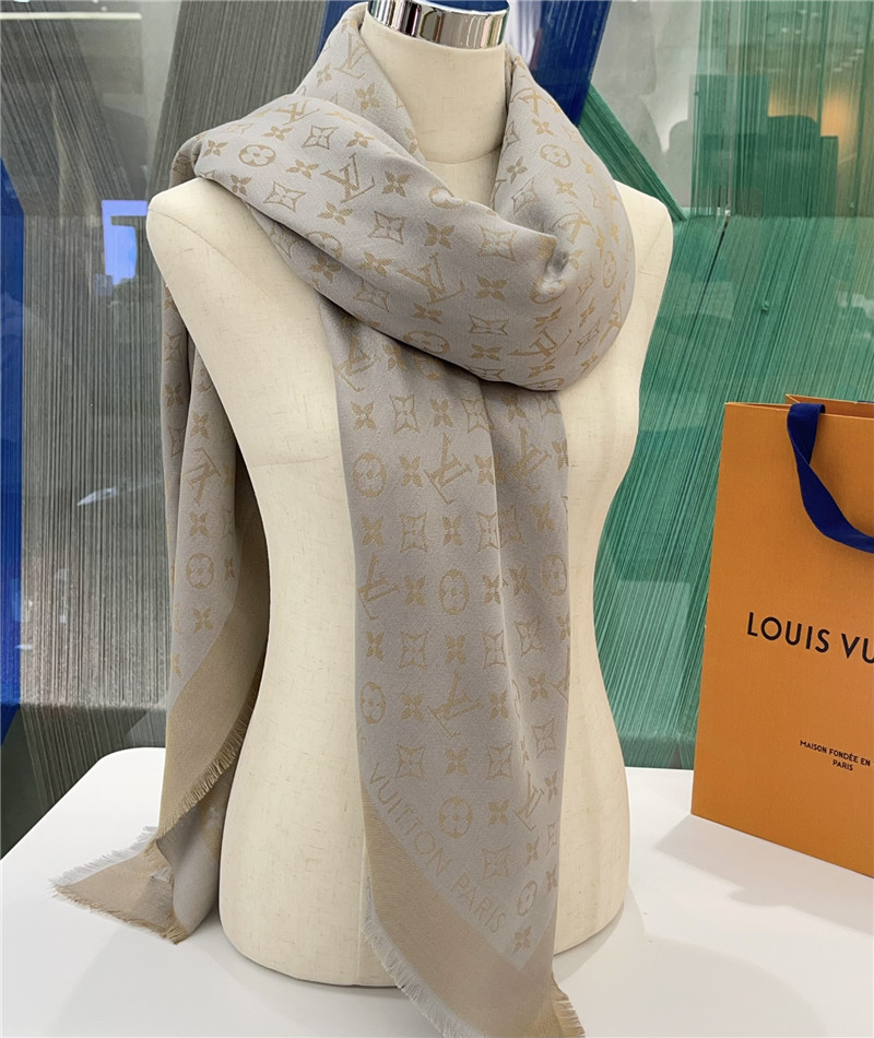 l0vis Vvtt0n lv gold and silver thread shawl