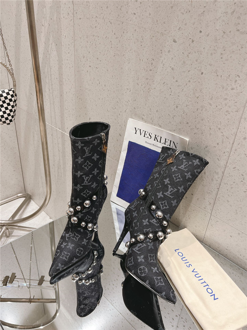 l0vis Vvtt0n black leather monogram boots