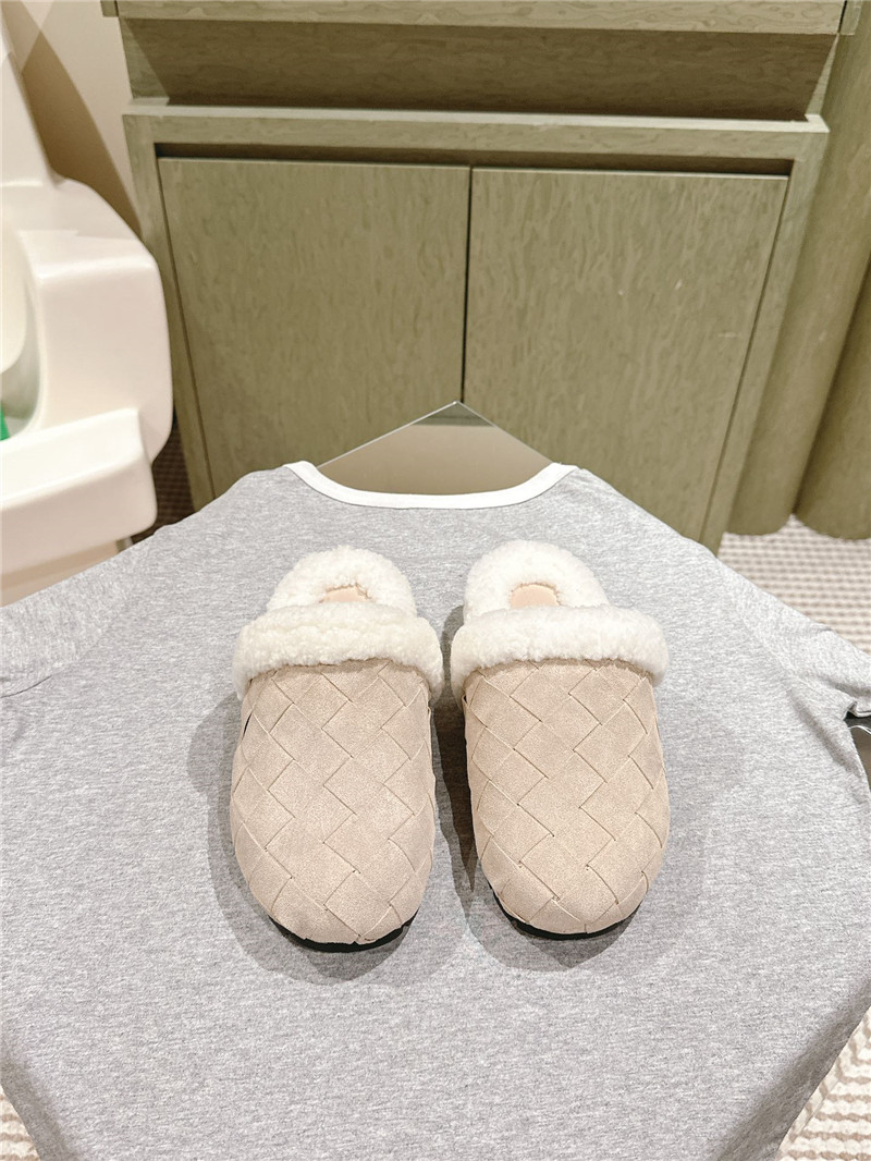 b0tt*ga Ven*ta nude suede fur reggie slippers