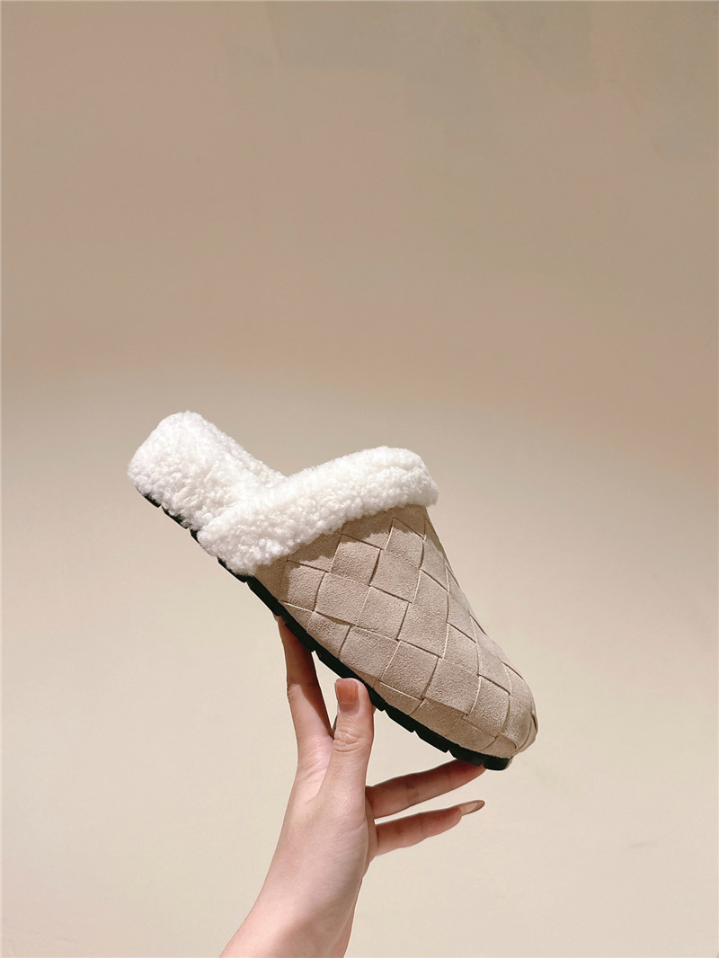 b0tt*ga Ven*ta nude suede fur reggie slippers