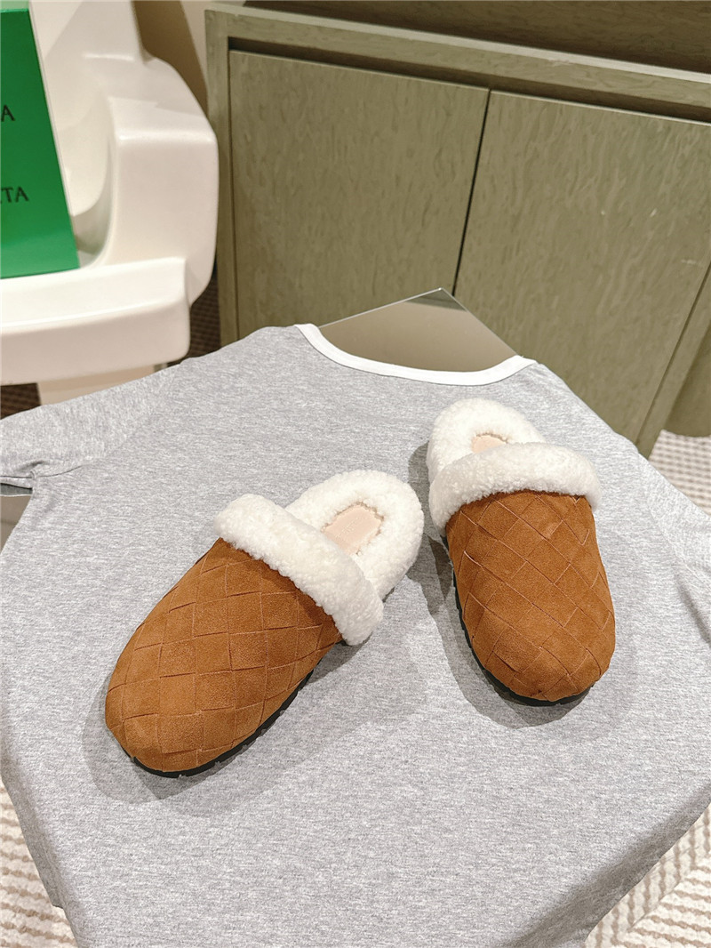 b0tt*ga Ven*ta brown suede fur reggie slippers