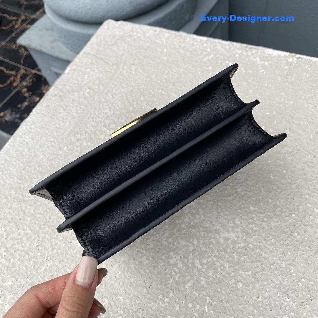 F**di kan i shoulder bag