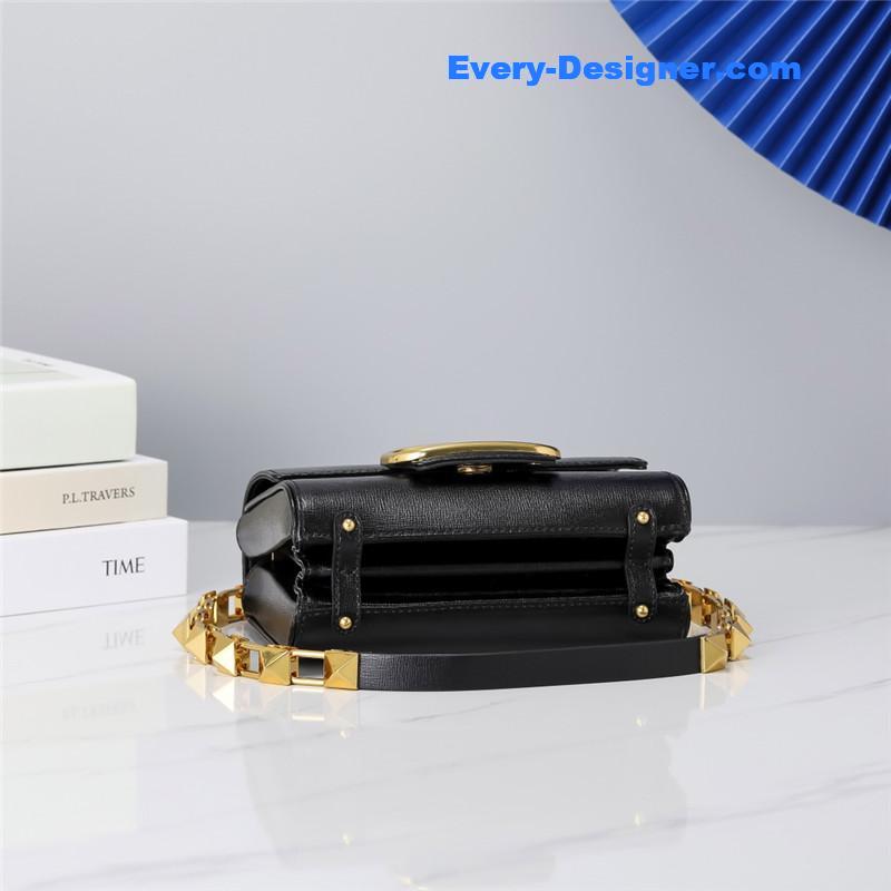 Va1e*ntin0 garavani stud sign shoulder bag