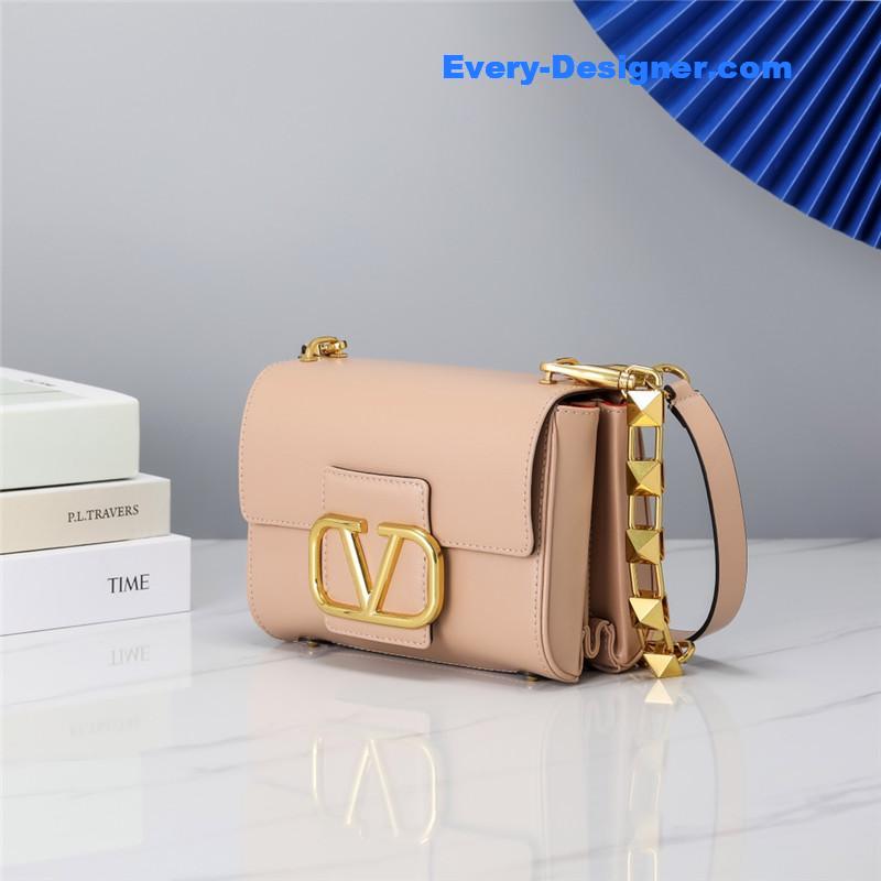Va1e*ntin0 v logo bag in grained calfskin