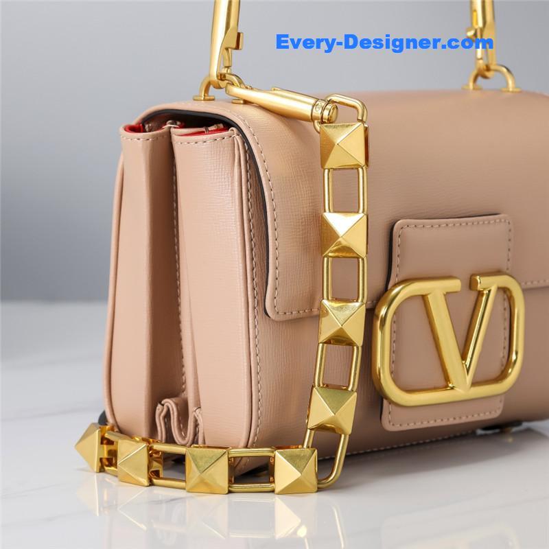 Va1e*ntin0 v logo bag in grained calfskin