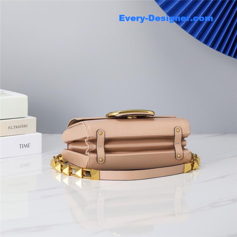 Va1e*ntin0 garavani stud sign shoulder bag