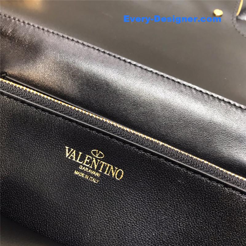 Va1e*ntin0 garavani stud sign leather shoulder bag