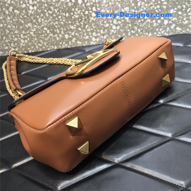 Va1e*ntin0 garavani stud sign leather shoulder bag