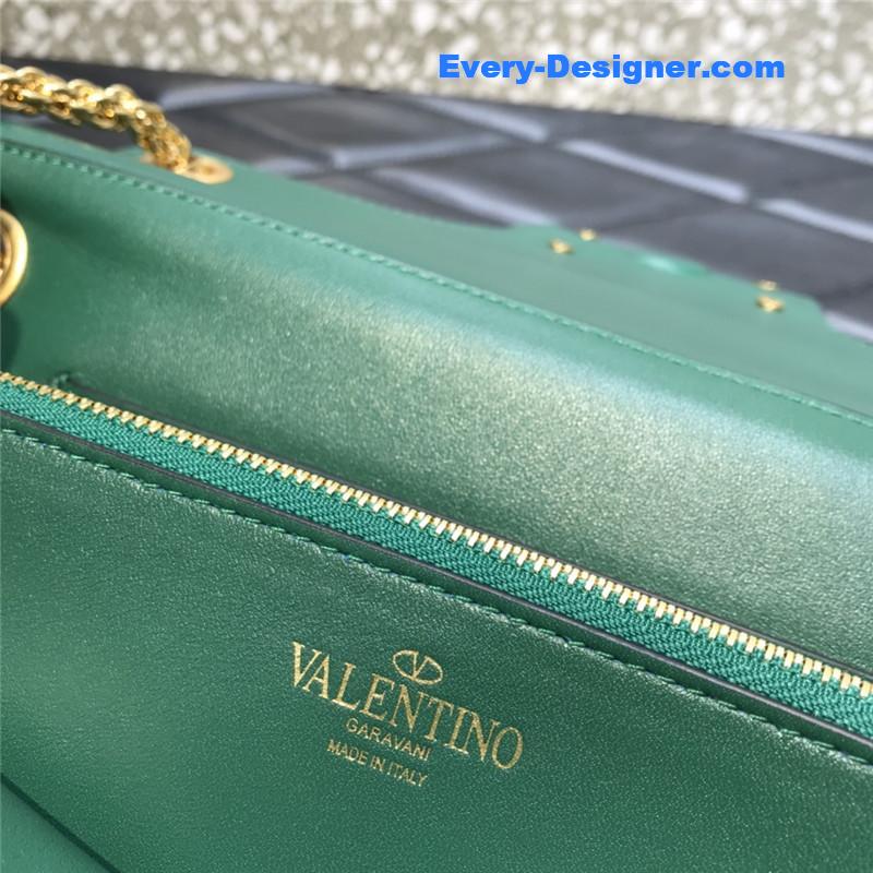 Va1e*ntin0 garavani stud sign leather shoulder bag