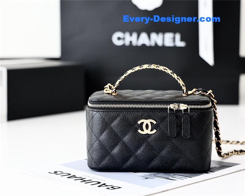 Chanel caviar vanity case 17cm