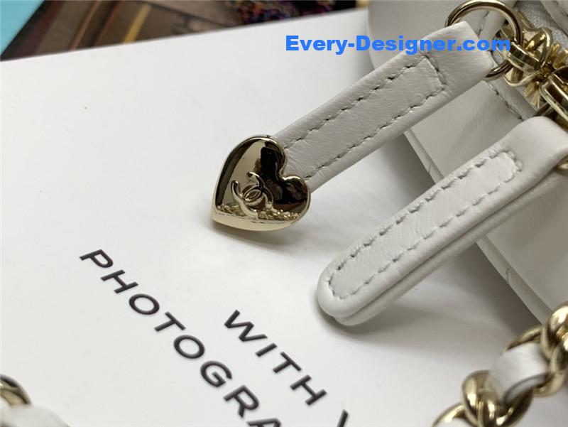 ch**el heart chain D1am0nd bag