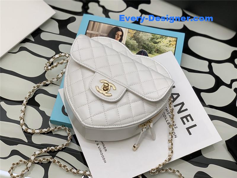 ch**el heart chain D1am0nd bag