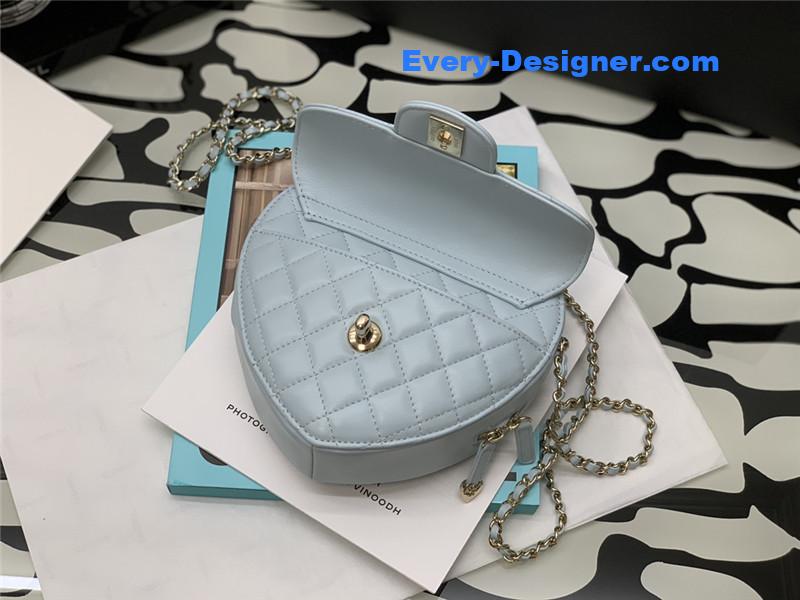 ch**el heart chain D1am0nd bag