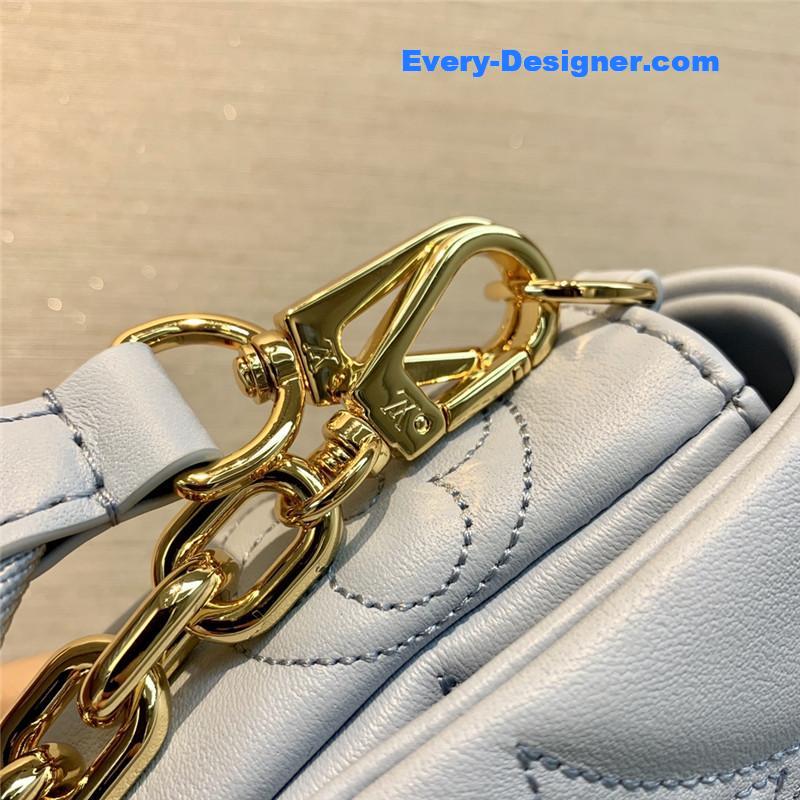 l0vis Vvtt0n lv bubblegram wallet on strap bag