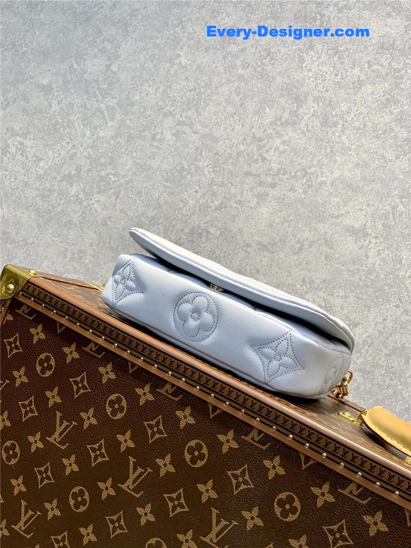 l0vis Vvtt0n lv bubblegram wallet on strap bag