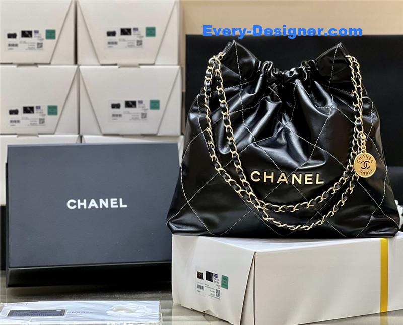 Chanel 22 handbag medium