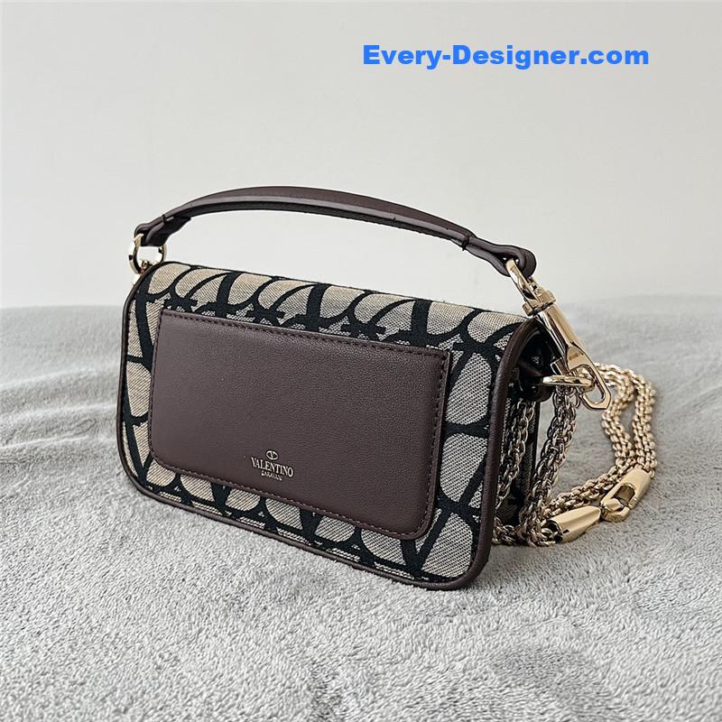 Va1e*ntin0 v logo bag in grained calfskin