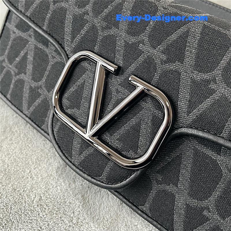 Va1e*ntin0 v logo bag in grained calfskin