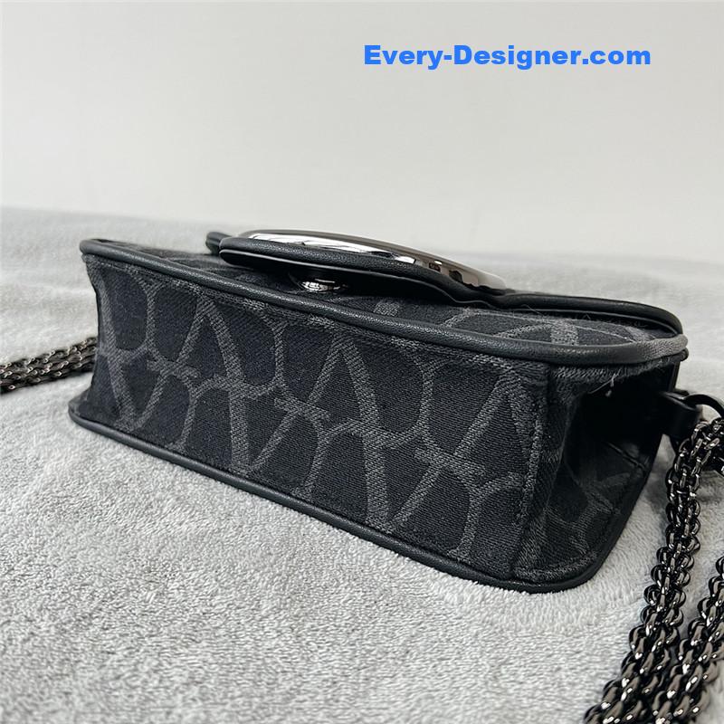 Va1e*ntin0 v logo bag in grained calfskin