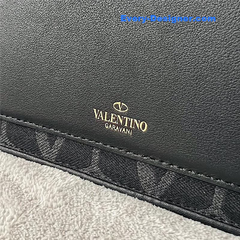 Va1e*ntin0 v logo bag in grained calfskin